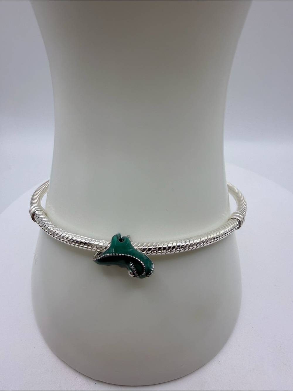 Tangled Pascal Color-changing Charm - Picture 3 of 4